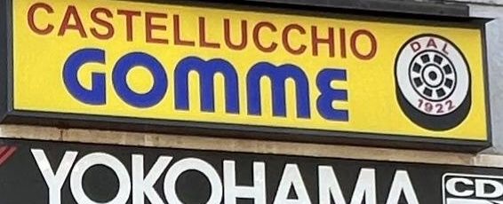L'insegna gialla sopra l'ingresso: «Castellucchio Gomme», con il tondo «dal 1922»